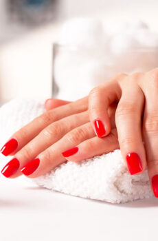 Vernis semi permanent mains sur ongles démaquillés